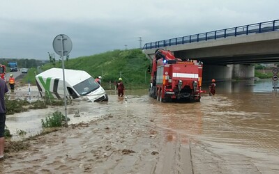 Hasiči na Moravě likvidovali škody napáchané bouřkami a silným deštěm 
