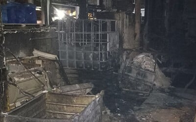 Hasiči v noci zasahovali u velkého požáru v Rožnově pod Radhoštěm. Vyhlásili třetí stupeň poplachu