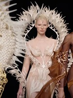 Haute Couture Fashion Weeku Fall-Winter 2022-2023: V Paríži nechýbala mytológia ani nováčik na scéne