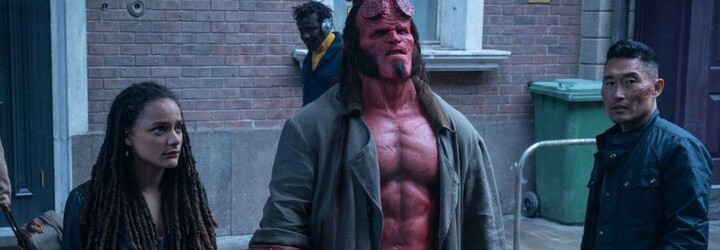 Hellboy v necenzurovaném traileru jezdí na pekelných dracích a démony seká na kusy