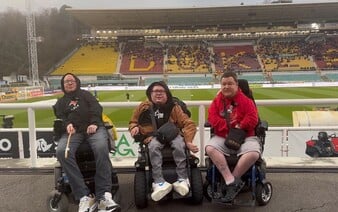 Hendikepovaní influenceři hodnotí české sportovní stadiony:  „Vozejčkář na mechaničáku si pěkně zaručkuje“