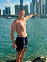 Herec zo Sľubu skončil v nemocnici na infúziách. Prehnal to vo fitku a zanedbal regeneráciu