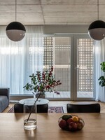 Hipsterské bývanie s nádychom Škandinávie pre mladú rodinu, ktorému dominuje betón a dubové drevo   