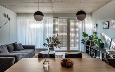 Hipsterské bývanie s nádychom Škandinávie pre mladú rodinu, ktorému dominuje betón a dubové drevo   