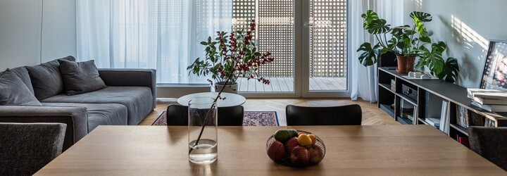 Hipsterské bydlení s nádechem Skandinávie pro mladou rodinu, kterému dominuje beton a dubové dřevo