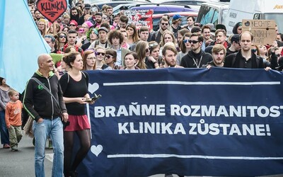 Historie pražských squatů: Kliniku zapálili extremisti a na střechu Milady se squatteři slaňovali