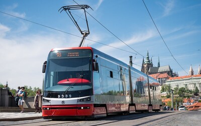 Hlas oznamující zastávky v pražských tramvajích a autobusech se změní. Nový vyberou Pražané