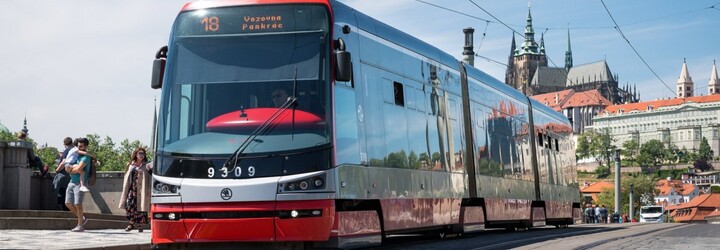 Hlas oznamující zastávky v pražských tramvajích a autobusech se změní. Nový vyberou Pražané