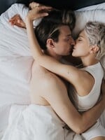 Hlasité sténání pro lepší sex i jako akt osvobození. Proč může být problém, že jsi u sexu potichu?