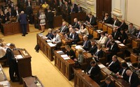 Hlasování o nedůvěře vládě: Opozici se ani napodruhé nepodařilo svrhnout Fialovu vládu, poslanci jednali 25 hodin