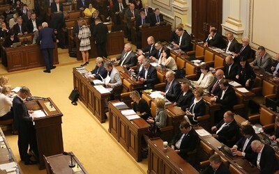 Hlasování o nedůvěře vládě: Opozici se ani napodruhé nepodařilo svrhnout Fialovu vládu, poslanci jednali 25 hodin