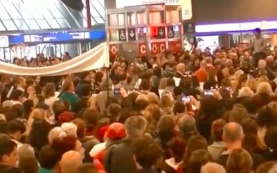 Hlavní nádraží v Praze se rozezvučelo hlasy stovek zpěváků. Halou zněla Rybova Česká mše vánoční