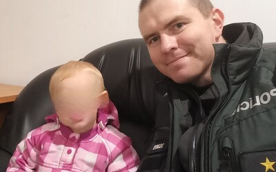 Hlohovskí policajti zachraňovali plačúce ročné dieťa. Mladá matka ho nechala v byte bez dozoru celú noc
