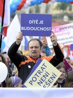 Hnutí pro život odsoudilo české dodávky antikoncepce znásilněným Ukrajinkám. Chcete, aby odnosily děti okupantů, zní od Pirátů