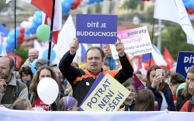 Hnutí pro život odsoudilo české dodávky antikoncepce znásilněným Ukrajinkám. Chcete, aby odnosily děti okupantů, zní od Pirátů