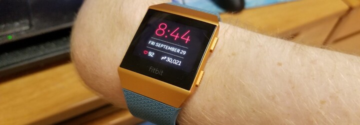 Hodinky od Googlu popálily desítky lidí. Zákaznická podpora stěžovatelům vyhrožovala