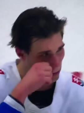 Hokejista z Kazachstanu reaguje na Slafkovského posmešné gesto: Skončil by zle, keby sme zhodili rukavice