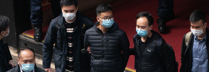 Hongkongská policie zatkla šest lidí z nezávislého webu Stand News, je mezi nimi i popová zpěvačka