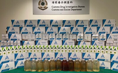 Hongkongští celníci zadrželi 1,8 tuny tekutého pervitinu ukrytého v zásilce s kokosovou vodou
