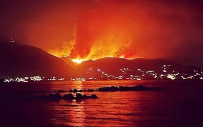 Hoří další řecký ostrov. Hasiči evakuují obyvatele i turisty na Korfu 