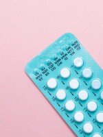 Hormonální antikoncepce dala ženám svobodu, zároveň je upoutala k odpovědnosti