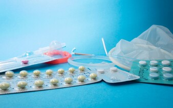 Hormonální antikoncepce může zvyšovat pravděpodobnost sexu, uvádí studie