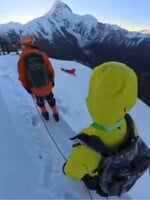 Horolezec prišiel o život pri selfie na zasneženom vrchole. Skĺzol do 200-metrovej priepasti