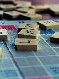 Hra Scrabble mění po 75 letech pravidla. Má být pro všechny přístupnější a spojovat