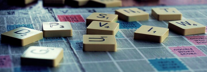 Hra Scrabble po 75 rokoch mení pravidlá. Má byť prístupnejšia pre všetkých a spájať ľudí