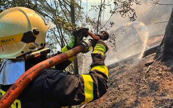 Hranice požáru v Českém Švýcarsku se daří držet na ploše 1000 hektarů. Zapojí se i hasicí letadla z Itálie