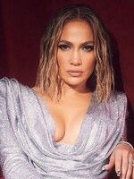 Jennifer Lopez či The Weeknd s oblepenou tváří. Letošní American Music Award přinesly skvělé outfity 