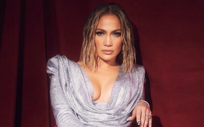 Hriešna Jennifer Lopez či The Weeknd s oblepenou tvárou. Tohtoročné American Music Awards priniesli skvelé outfity 