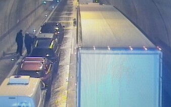 Hromadná nehoda na D2 v Bratislave: V tuneli Sitina sa zrazilo 6 áut