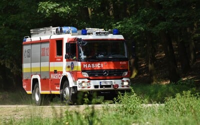 Hrozivý nález: Hasiči při likvidaci požáru našli v autě mrtvolu