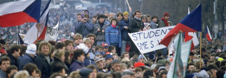 Tvrdý zásah proti studentům 17. listopadu 1989 spustil sametovou revoluci a způsobil pád komunismu. Lidi bili obušky i na útěku