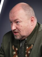 Huliak nevníma fotku so zastreleným medveďom ako problém. Hojsík ho v relácii Face to Face nazval „vulgárnym a prízemným človekom“