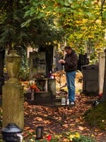 Humans of Olšanské hřbitovy. Ptali jsme se lidí, proč sem chodí. Jdu obhlédnout, kde budu bydlet, odpověděli nám