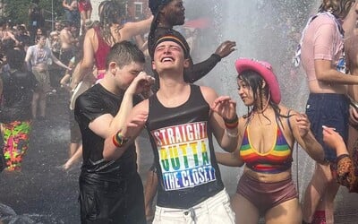 Hviezda Stranger Things oslavovala svoj prvý Pride od coming outu. Pozri si fotografie plné nefalšovanej radosti
