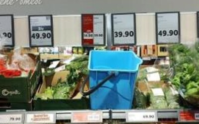 Hygiena zavřela známý supermarket ve Znojmě. Ze stropu tekla voda přímo na jídlo