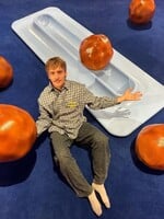IKEA a Gustaf Westman predstavili sviatočnú kolekciu plnú crazy dizajnu. Prišli napríklad s tanierom na mäsové guľôčky