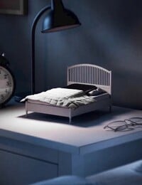 IKEA představila mini-postýlku pro mobil. Chce omezit používání telefonu před spaním