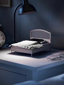 IKEA představila mini-postýlku pro mobil. Chce omezit používání telefonu před spaním