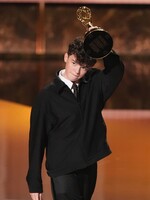 Iba 15-ročný herec zo seriálu Adolescence sa zapísal do dejín. Stal sa najmladším hercom, ktorý získal cenu Emmy
