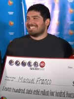 Iba 24-ročný mladík vyhral v lotérii 768 miliónov dolárov. Prvých 5 či 10 minút len kričal od šťastia 