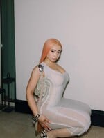Ice Spice prichádza na Twitch. Svoj prvý stream predviedla počas Paris Fashion Weeku