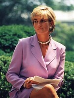 Ikonické šaty princeznej Diany z roku 1985 sa vydražili za rekordnú sumu. Toto nepredpokladali ani odborníci