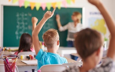 Incident na pražské základní škole. Student bodl svého spolužáka nůžkami