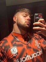 Influencer porušil zákaz sexu po transplantaci vlasů. Ráno se probudil s nateklým obličejem