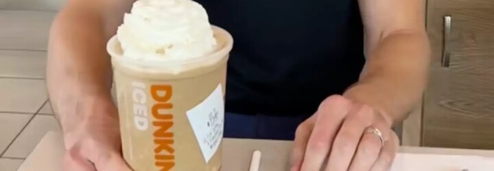 Influencer šokoval internet tím, že ukázal, kolik cukru je v novém pumpkin spice latté řetězce Dunkin' Donuts