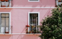 Influenceři ničí růžový dům v Londýně, před který se chodí fotit. Podle majitele přesahují škody 55 tisíc korun